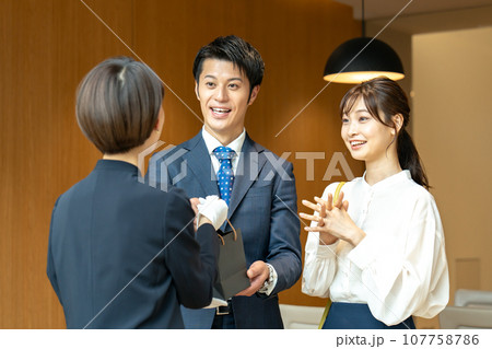 買い物をするカップル 接客 買い物をするカップル 接客 107758786