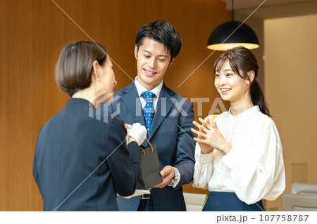 買い物をするカップル 接客 買い物をするカップル 接客 107758787