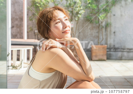 スキンケア・日焼け・太陽光・日焼け止め・ボディクリームのイメージ 107758797