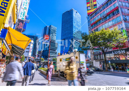 日本の横浜都市景観 10月・全国平均/5週連続減↓…賑わう渋谷。歩道も人が多い…奥は渋谷駅=13日 日本の横浜都市景観 10月・全国平均/5週連続減↓…賑わう渋谷。歩道も人が多い…奥は渋谷駅=13日 107759164