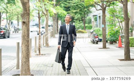 歩くシニア男性 ビジネス 歩くシニア男性 ビジネス 107759269
