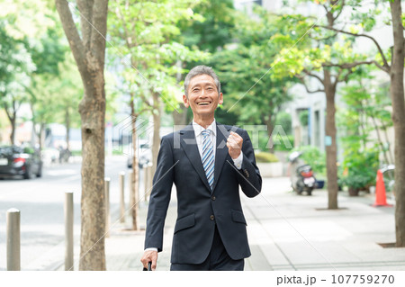 歩くシニア男性　ビジネス 107759270