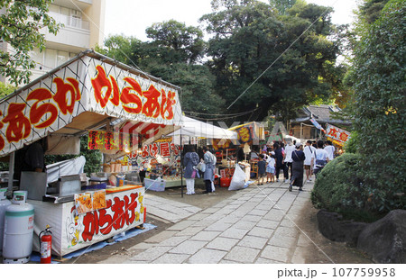 縁日の露店と石畳の写真。何時もは静かな石畳も今日は賑やかに炉店を従え参拝者をお出迎え 107759958