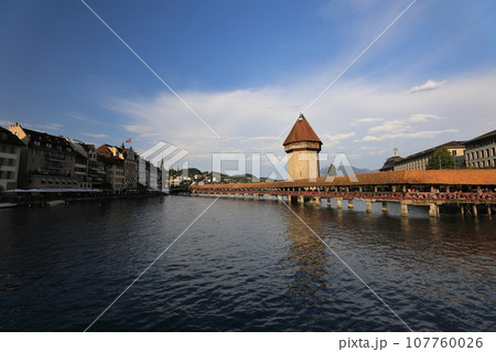 ルツェルンのロイス川に架かる屋根付き木造橋カペル橋 107760026