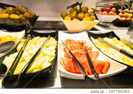 大型客船レストランの果物カットフルーツ 107760362