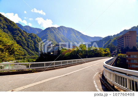 宇奈月温泉 想影橋／黒部川より宇奈月温泉(駅)街方面を望む(富山県黒部市)【2023.10】 107760408