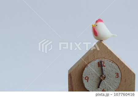 にわとりと時計 ナチュラルな時計と粘土で作ったにわとり にわとりと時計 ナチュラルな時計と粘土で作ったにわとり 107760416