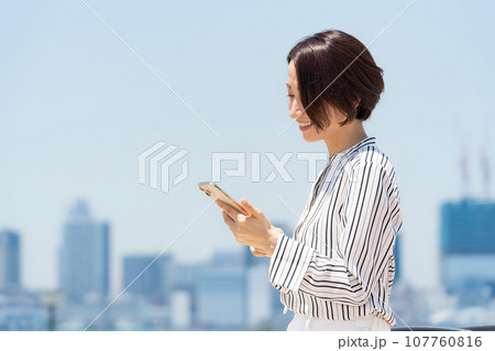 スマートフォンを見る女性 107760816