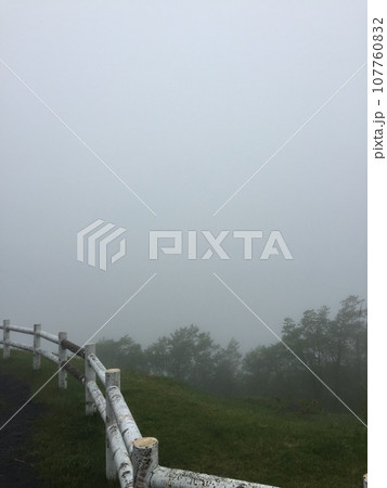 霧で見えない景色 107760832