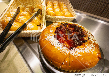 大型客船レストランのパン 107760839