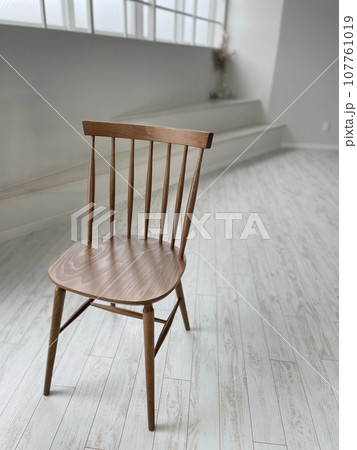白い部屋にある木の椅子 107761019