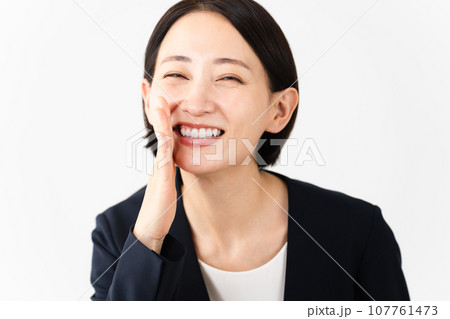 ビジネススーツを着ている若い女性　ビジネスイメージ 107761473