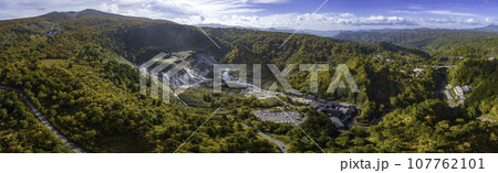 紅葉の玉川温泉全景 107762101