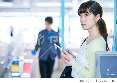 若い女性 駅 改札 撮影協力「京王電鉄株式会社」 若い女性 駅 改札 撮影協力「京王電鉄株式会社」 107762116