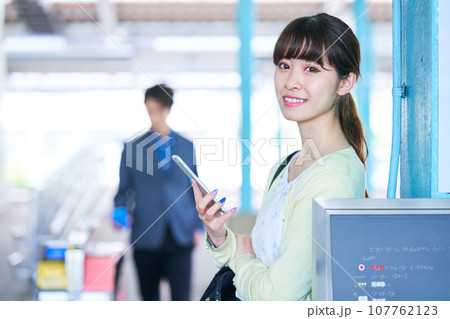 若い女性　駅　改札　撮影協力「京王電鉄株式会社」 107762123