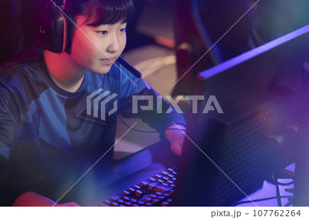 eスポーツ大会 チーム戦イメージ eスポーツ大会 チーム戦イメージ 107762264