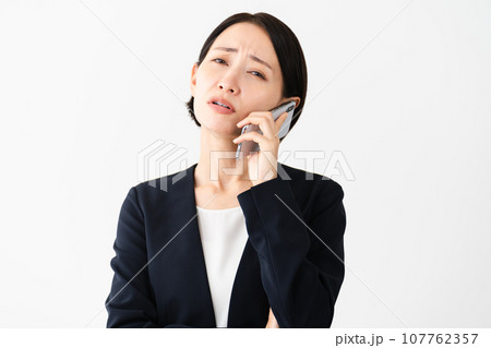 ビジネススーツを着ている若い女性 ビジネスイメージ ビジネススーツを着ている若い女性 ビジネスイメージ 107762357