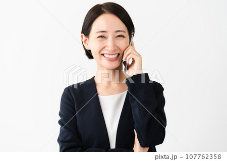ビジネススーツを着ている若い女性 ビジネスイメージ ビジネススーツを着ている若い女性 ビジネスイメージ 107762358