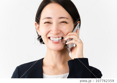 ビジネススーツを着ている若い女性　ビジネスイメージ 107762359