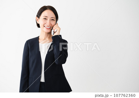 ビジネススーツを着ている若い女性 ビジネスイメージ ビジネススーツを着ている若い女性 ビジネスイメージ 107762360