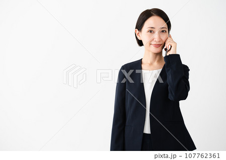 ビジネススーツを着ている若い女性 ビジネスイメージ ビジネススーツを着ている若い女性 ビジネスイメージ 107762361