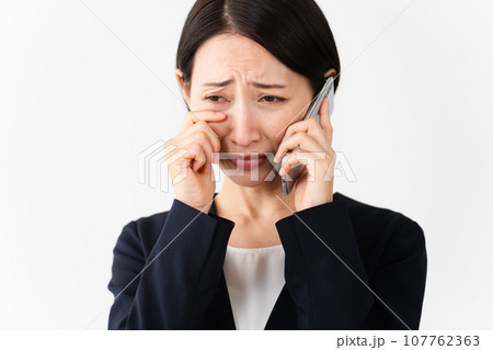 ビジネススーツを着ている若い女性 ビジネスイメージ ビジネススーツを着ている若い女性 ビジネスイメージ 107762363