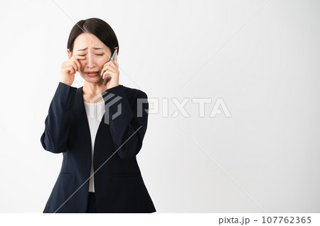 ビジネススーツを着ている若い女性 ビジネスイメージ ビジネススーツを着ている若い女性 ビジネスイメージ 107762365