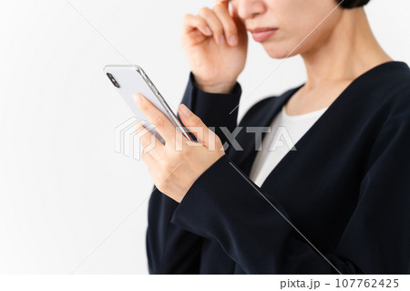 ビジネススーツを着ている若い女性　ビジネスイメージ 107762425