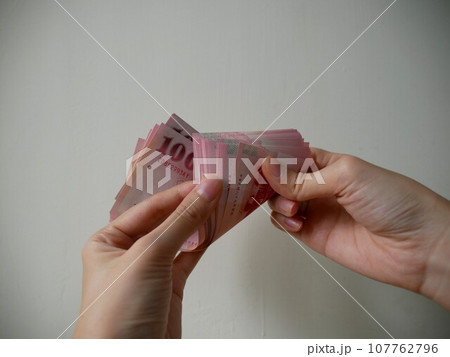 手 両手 手の上 107762796