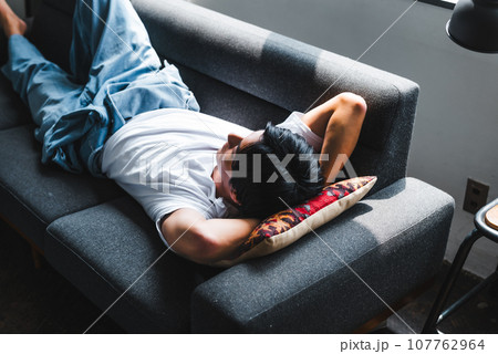 男性ポートレート 107762964