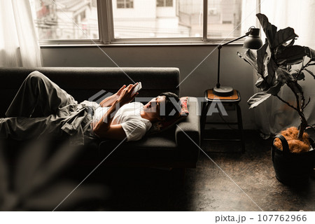 男性ポートレート 107762966