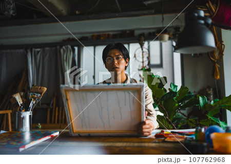 男性ポートレート 107762968