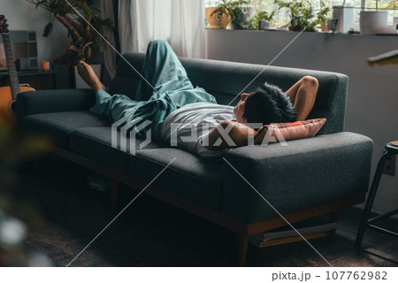 男性ポートレート 107762982