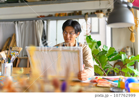 男性ポートレート 107762999