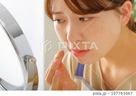 お肌の状態を気にしている女性 お肌の状態を気にしている女性 107763067