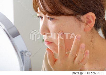 お肌の状態を気にしている女性 107763068