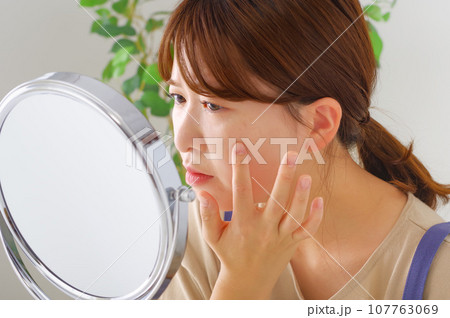 お肌の状態を気にしている女性 お肌の状態を気にしている女性 107763069