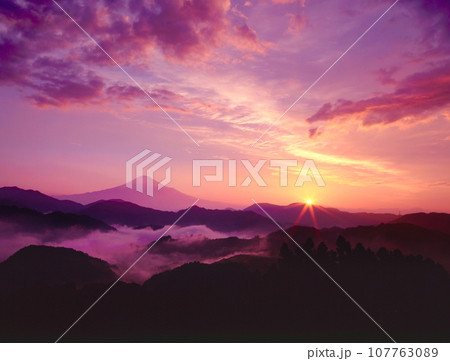 雲海に浮かぶ夜明けの富士山・静岡県静岡市清水区吉原にて 107763089