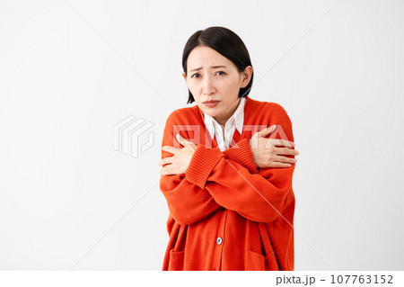カーディガンを着ている若い女性　秋服イメージ	 107763152