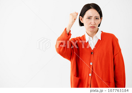 カーディガンを着ている若い女性 秋服イメージ カーディガンを着ている若い女性 秋服イメージ 107763184