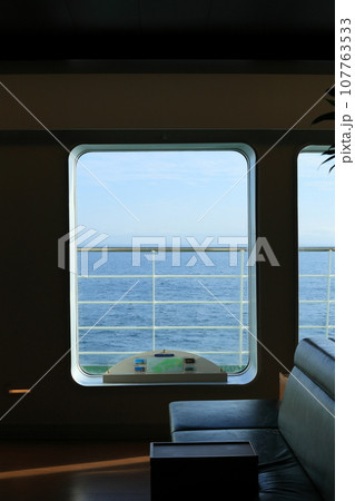 最新鋭長距離フェリーの船上風景 107763533