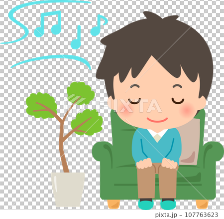 ソファに座り音楽を聴く男性 107763623