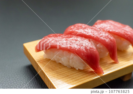 寿司下駄の上に本マグロ握り寿司 寿司下駄の上に本マグロ握り寿司 107763825