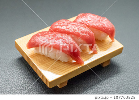 寿司下駄の上に本マグロ握り寿司 寿司下駄の上に本マグロ握り寿司 107763828