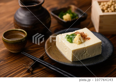 お豆腐といえば冷や奴 和食といえば豆腐( 日本食 )栄養満点の大豆を使ったトウフ 豆腐料理 お豆腐といえば冷や奴 和食といえば豆腐( 日本食 )栄養満点の大豆を使ったトウフ 豆腐料理 107764143