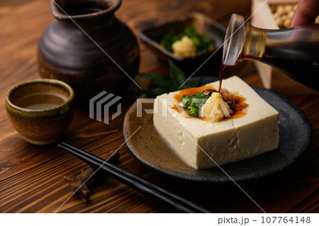 冷や奴に醤油をかける 和食といえば豆腐( 日本食 )栄養満点の大豆を使ったトウフ 豆腐料理 冷や奴に醤油をかける 和食といえば豆腐( 日本食 )栄養満点の大豆を使ったトウフ 豆腐料理 107764148