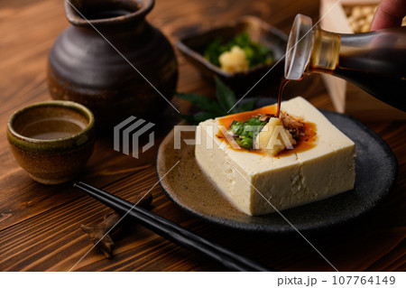 冷や奴に醤油をかける 和食といえば豆腐（ 日本食 ）栄養満点の大豆を使ったトウフ 豆腐料理 107764149