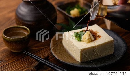 冷や奴に醤油をかける 和食といえば豆腐（ 日本食 ）栄養満点の大豆を使ったトウフ 豆腐料理 107764152
