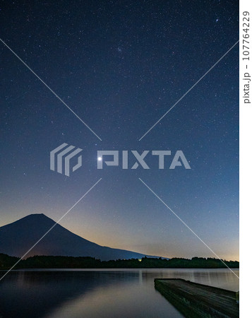 (静岡県)深夜の田貫湖から見る富士山 (静岡県)深夜の田貫湖から見る富士山 107764229