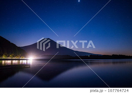 (静岡県)深夜の田貫湖から見る富士山 (静岡県)深夜の田貫湖から見る富士山 107764724